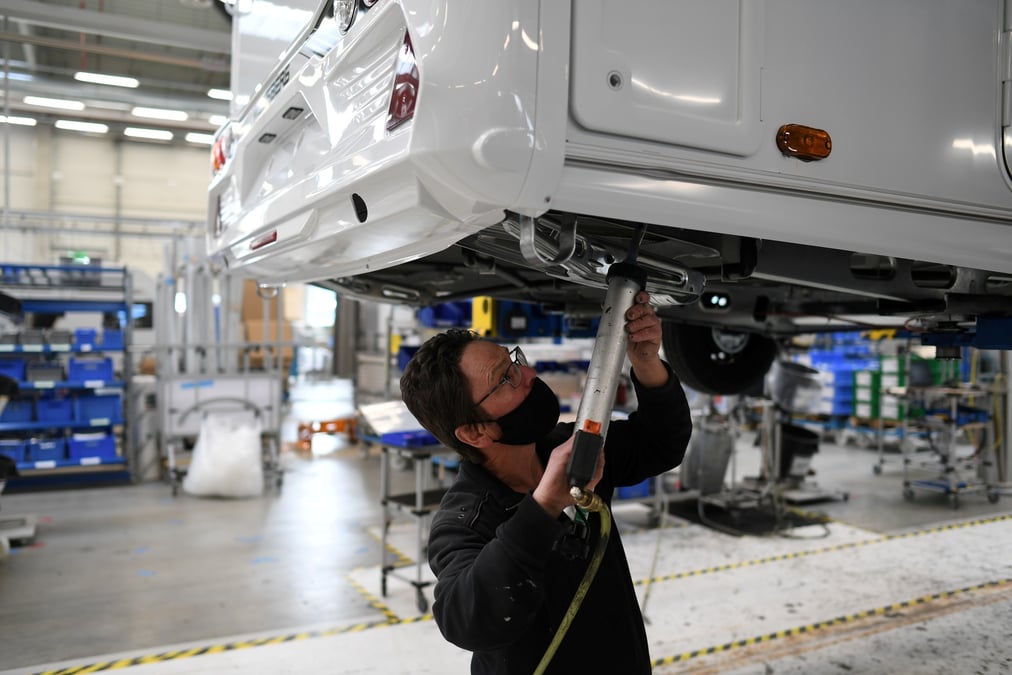 Photo d'archives: un ouvrier assemble un vehicule a l'usine knaus-tabbert ag de jandelsbrunn