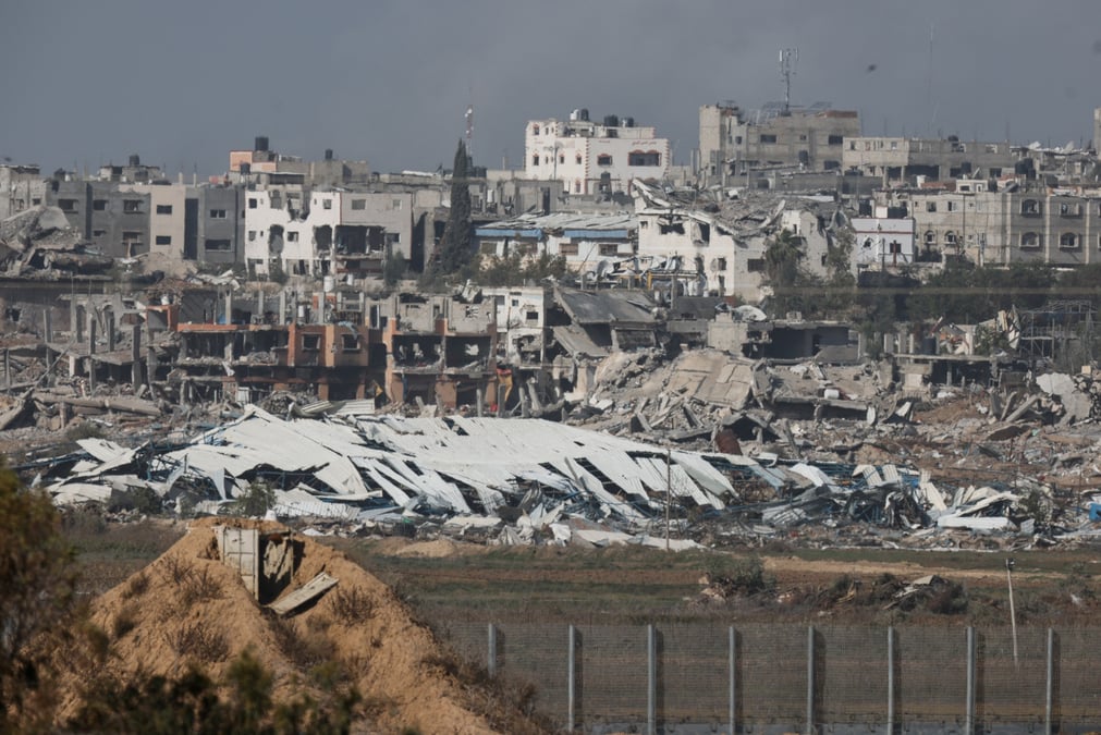 Des batiments detruits gisent en ruine a gaza