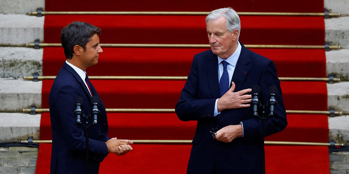 Gabriel Attal et Michel Barnier, lors de la cérémonie de passation de pouvoir, à Matignon, le 5 septembre 2024.