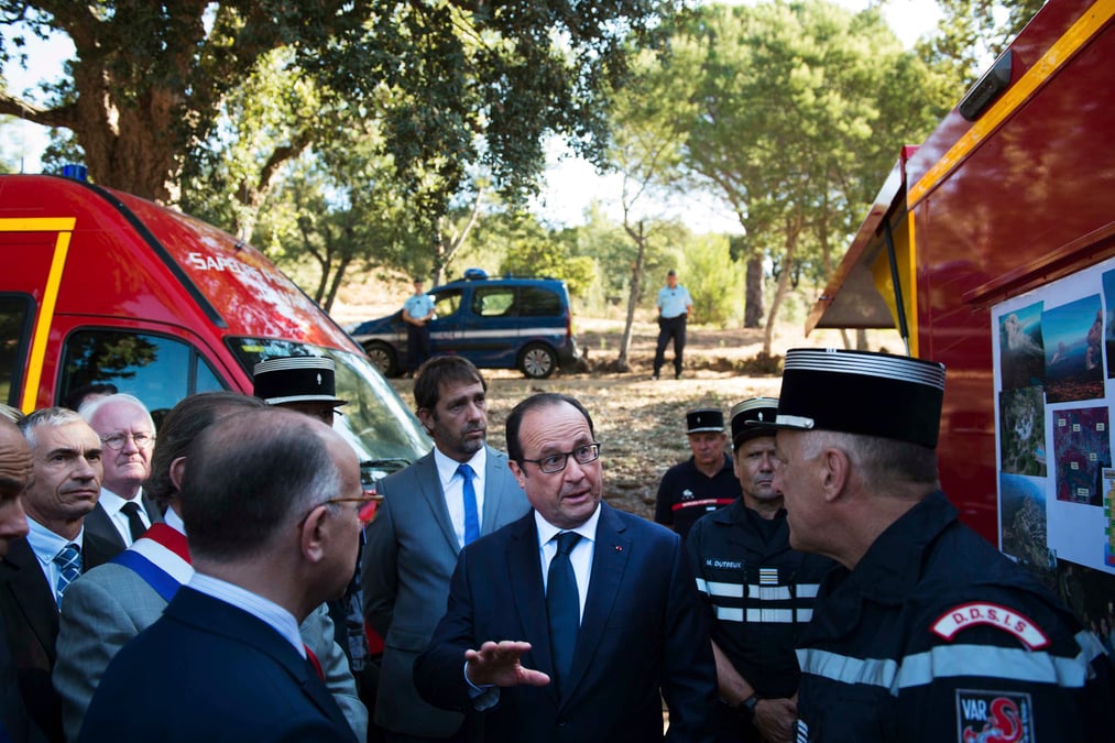 Quelque 10.000 campeurs evacues apres un incendie a frejus