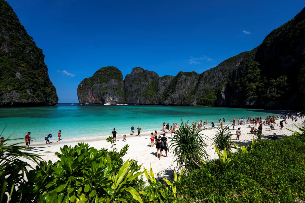 Thailande: la plage paradisiaque de maya bay rouvre aux visiteurs