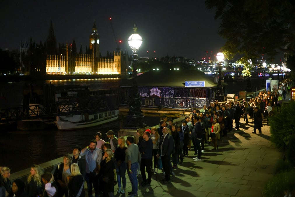 Les gens font la queue pour rendre hommage a la reine elizabeth ii alors que son cercueil repose a l'interieur du palais de westminster, a londres