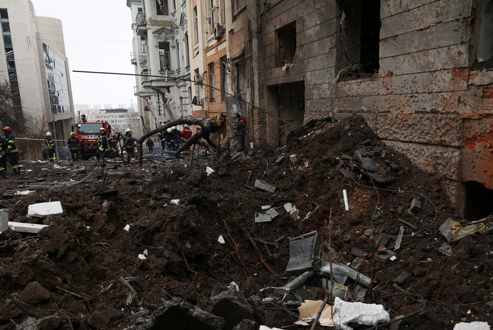 Un immeuble residentiel endommage par une frappe de missiles russes, a kharkiv, en ukraine