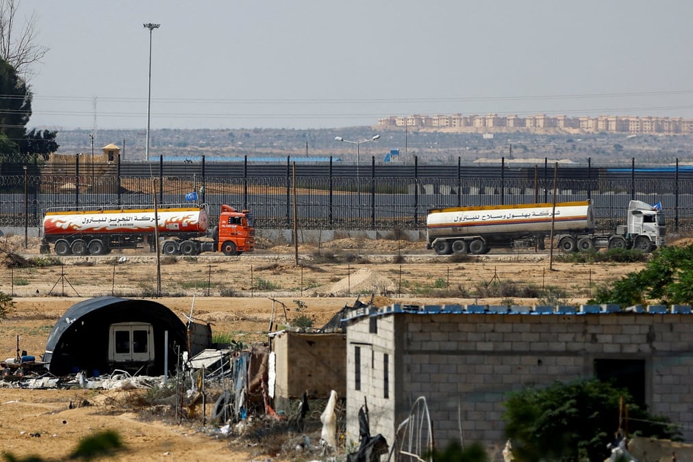 Des camions-citernes de l'onu se dirigent vers la frontiere entre gaza et l'egypte a rafah