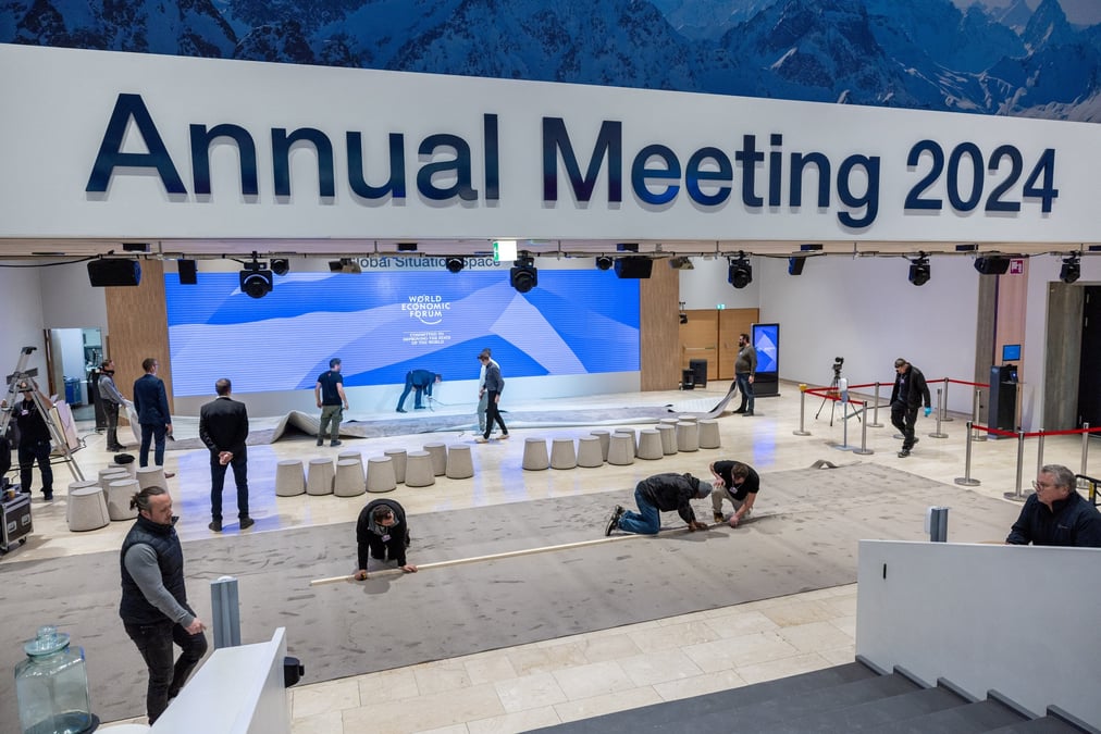 Le personnel prepare le centre de congres avant la reunion annuelle du forum economique mondial (wef) a davos