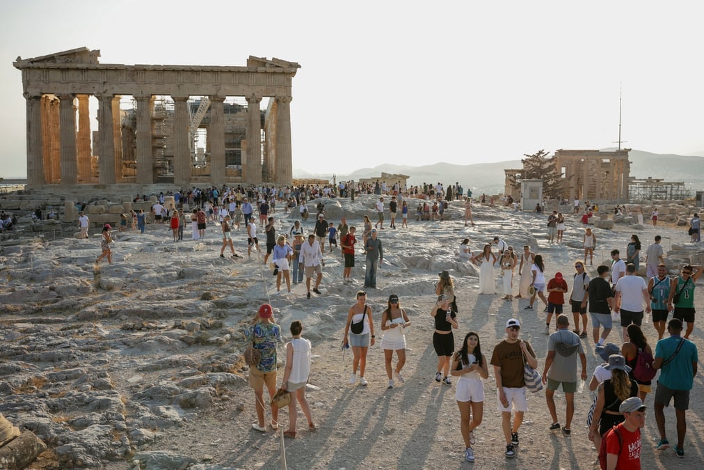 Le temple du parthenon au sommet de la colline de l'acropole, a athenes