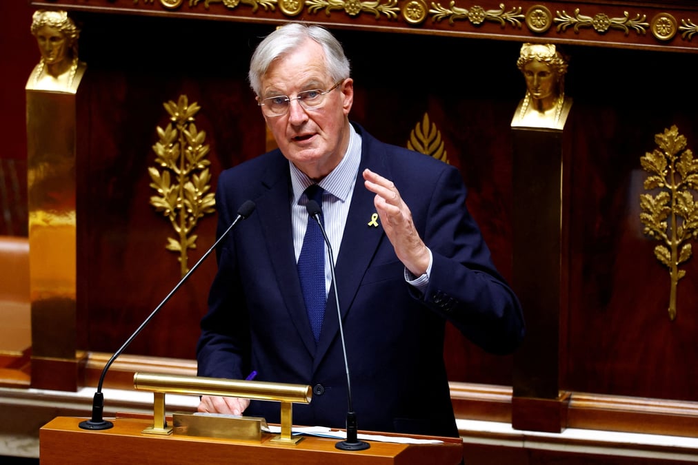 Le premier ministre francais michel barnier prononce un discours lors d'un debat sur une motion de censure