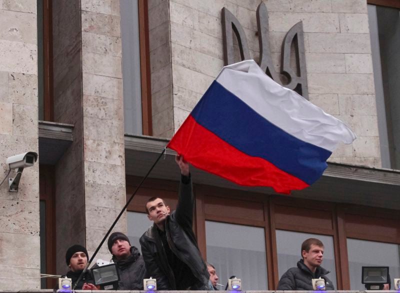 Le drapeau russe flotte de nouveau sur Donetsk