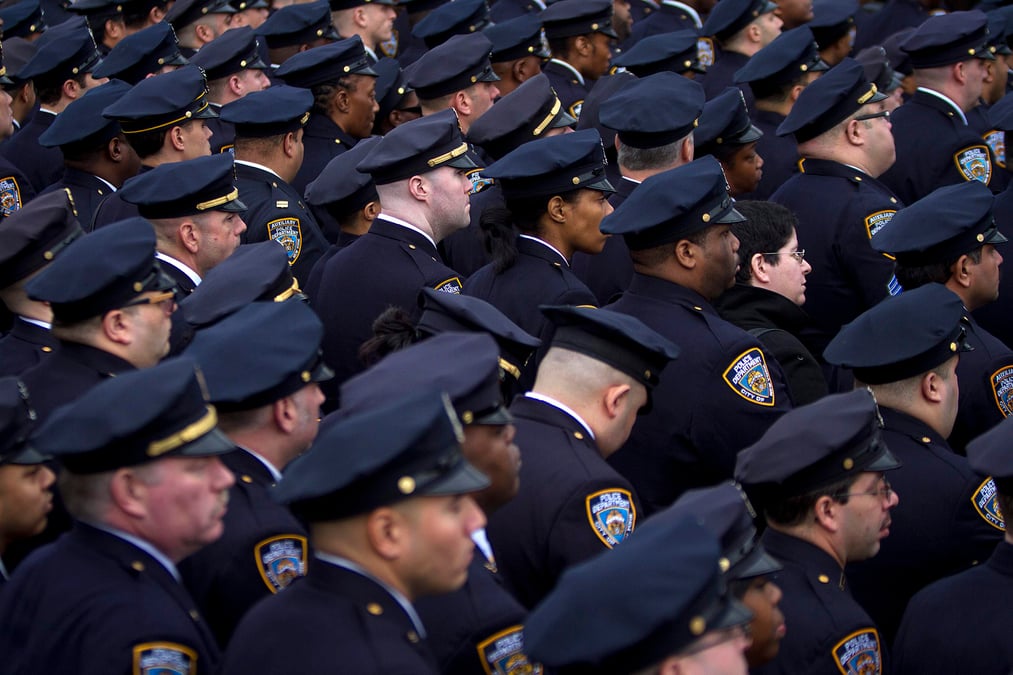 Des policiers new-yorkais tournent le dos au maire de blasio