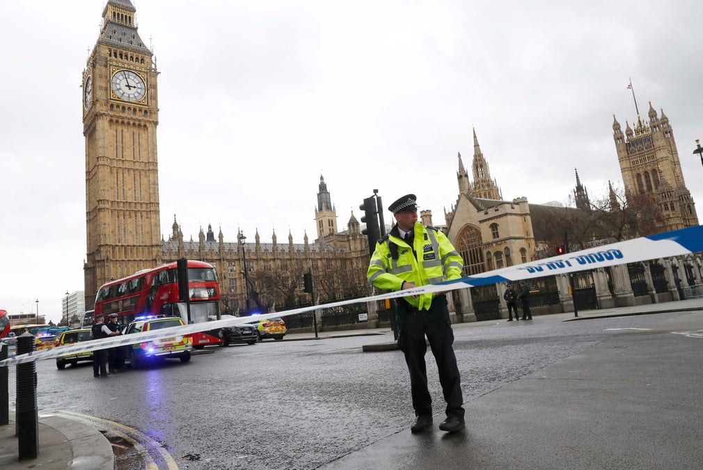 Un assaillant atteint par des tirs dans l'enceinte du parlement de londres