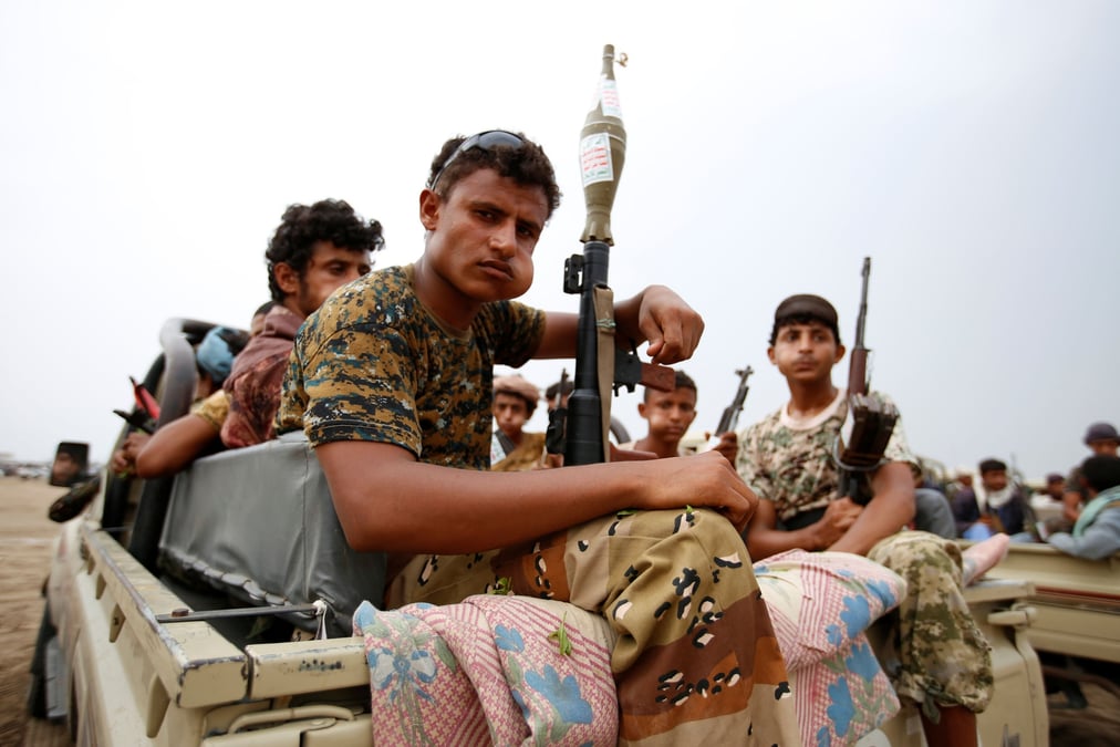 « Les Houthis soutenus par l'Iran ont lancé dans le sud de la mer Rouge une attaque complexe de conception iranienne à l'aide de drones, de missiles de croisière antinavire et d'un missile balistique antinavire », a détaillé de son côté le Commandement militaire américain au Moyen-Orient (Centcom).