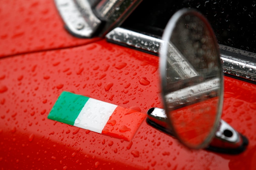Le drapeau italien sur une alfa romeo spider