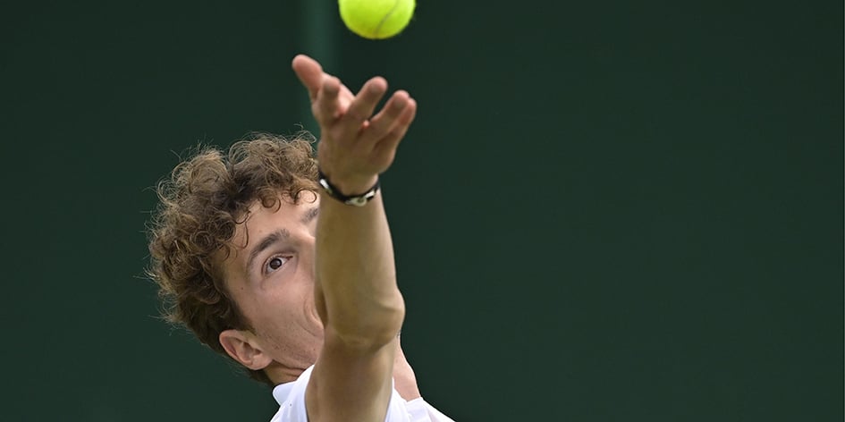 Au service à Wimbledon, en 2023.