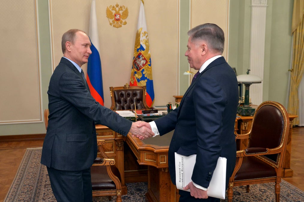 Vladimir poutine apparait a la television pour faire taire les rumeurs