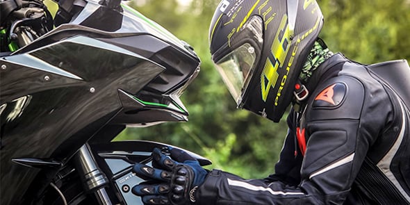 La start-up montpelliéraine Sheeld invente un dispositif connecté permettant notamment l'emergency-call pour les motos.