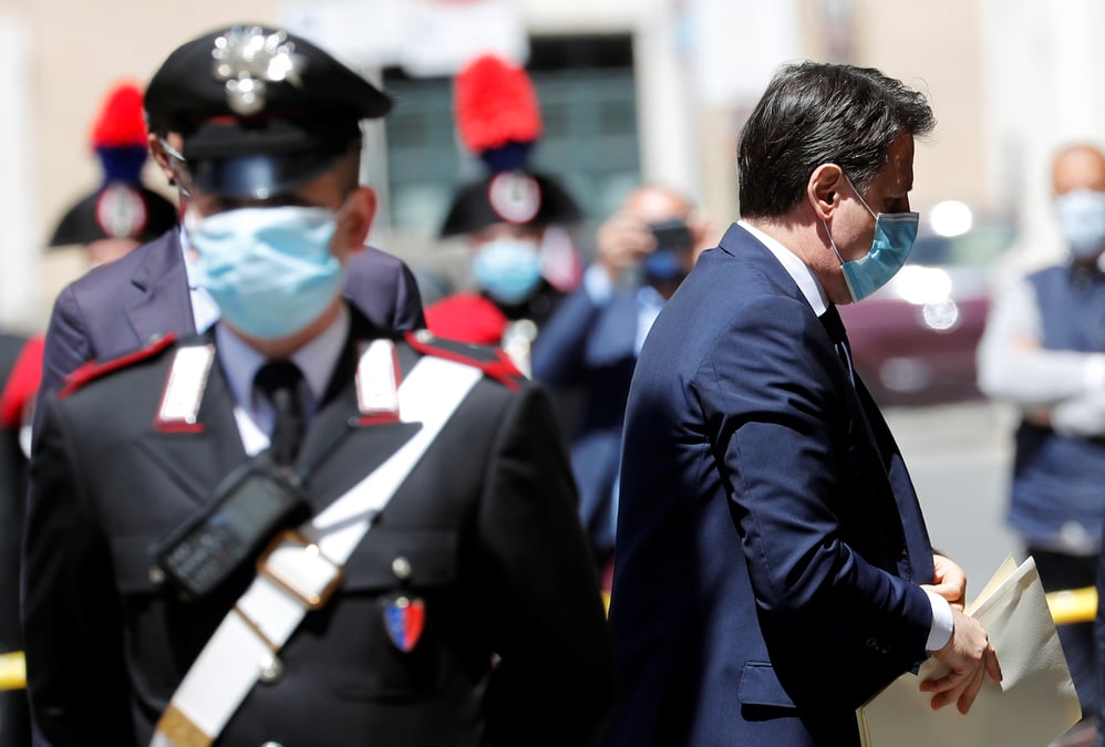 Conte s'excuse pour le retard des aides sociales