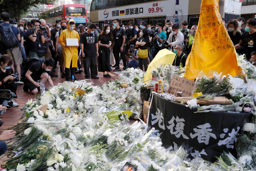 Rassemblement a hong kong en memoire d'un manifestant decede