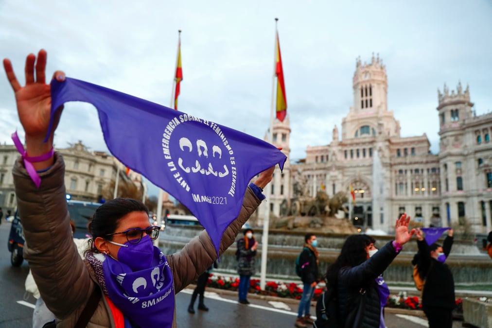 Des milliers de femmes manifestent en espagne pour reclamer l'egalite
