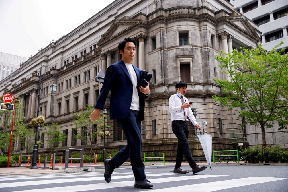 Des passants devant le batiment de la banque du japon a tokyo