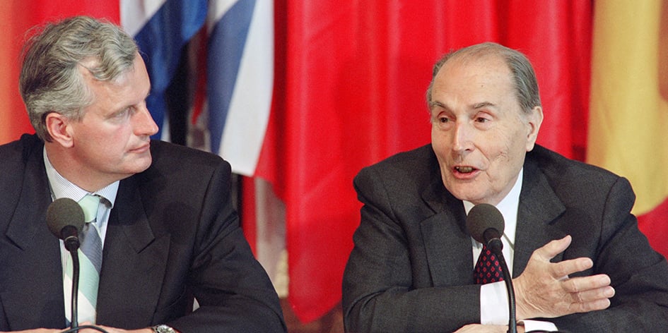 En 1994, Michel Barnier, ministre de l’Environnement, au côté de François Mitterrand.