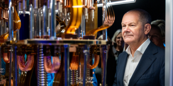 Le chancelier Olaf Scholz, à l'inauguration du premier datacenter quantique d'IBM.