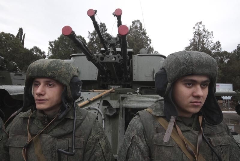 Six cents soldats russes engages dans des manoeuvres en crimee