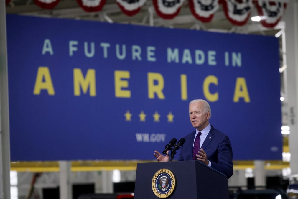 Biden devrait presenter un projet de budget a 6.000 milliards de dollars, rapporte le nyt