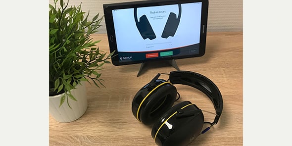 Le dispositif mis au point par SONUP comprend un casque et une application d'évaluation auditive simple et rapide.