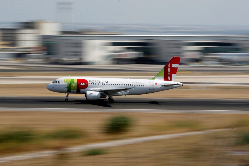 Photo d'archive d'un airbus a319 de tap air portugal atterrissant a l'aeroport de lisbonne