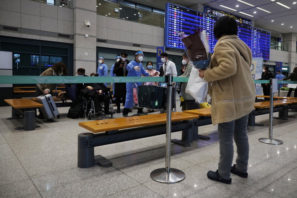Des passagers chinois arrivent a l'aeroport international d'incheon, en coree du sud