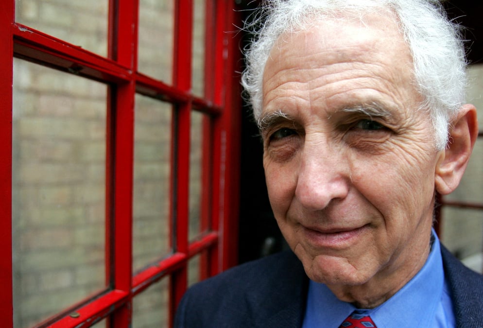 Daniel ellsberg, ancien employe du pentagone, pose pour des photos dans le centre de londres
