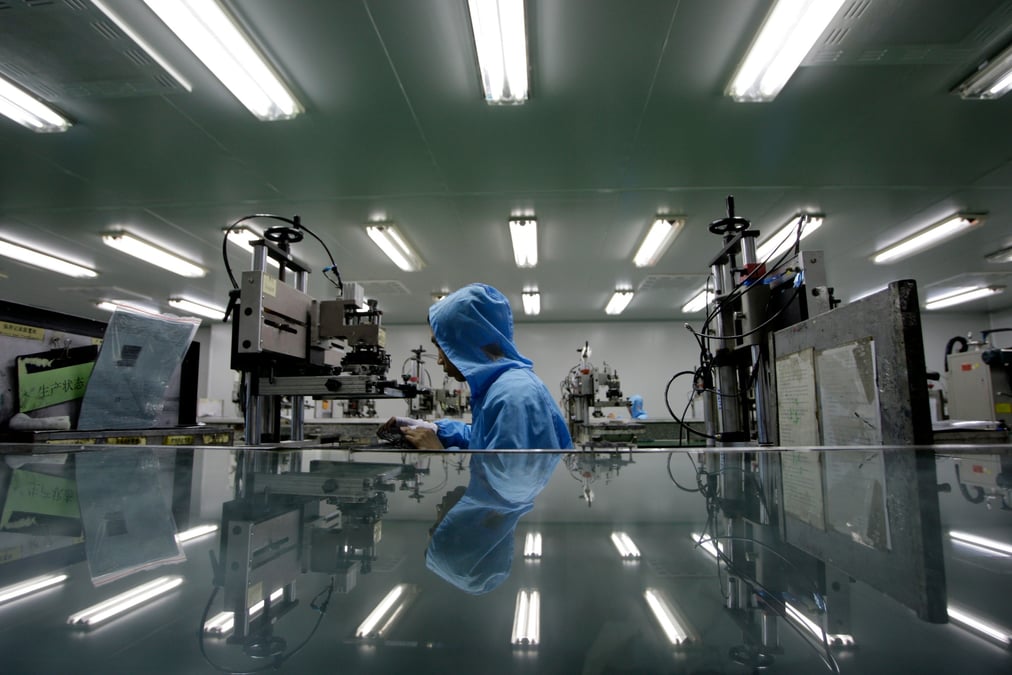 Un homme travaille dans une usine a dongguan, dans la province de guangdong, au sud de la chine
