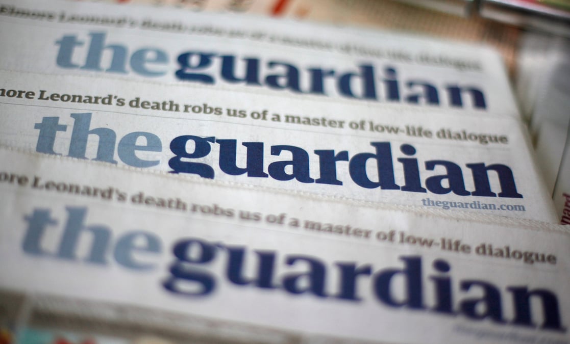 Des exemplaires du journal the guardian chez un marchand de journaux a londres