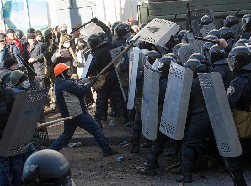 Heurts entre police et opposants près du parlement de Kiev