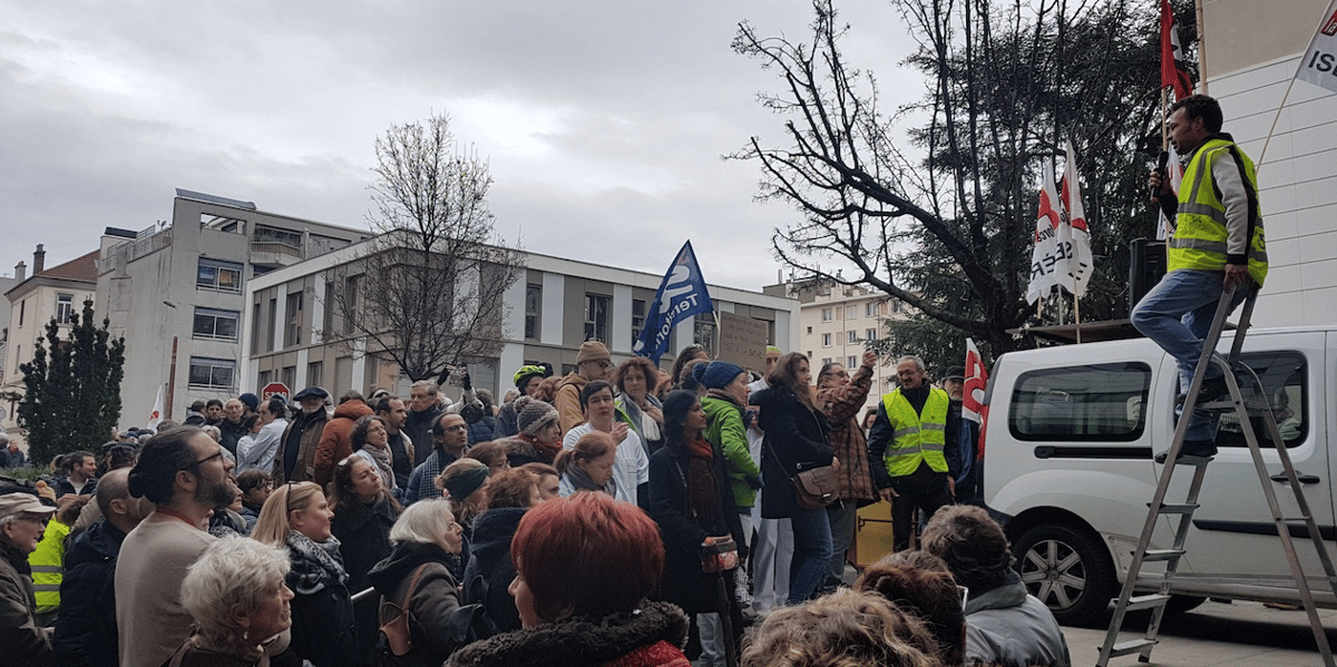 Un débrayage, organisé ce jeudi midi par l'intersyndicale du GHM et soutenu par le collectif des usagers, les Unions de quartier et le collectif SCIC, a rassemblé près de 300 personnes devant les locaux de la clinique grenobloise.