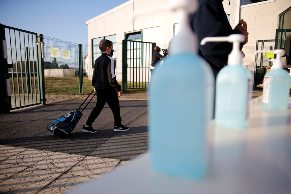 Le masque de rigueur pour la plupart des eleves europeens de retour a l'ecole