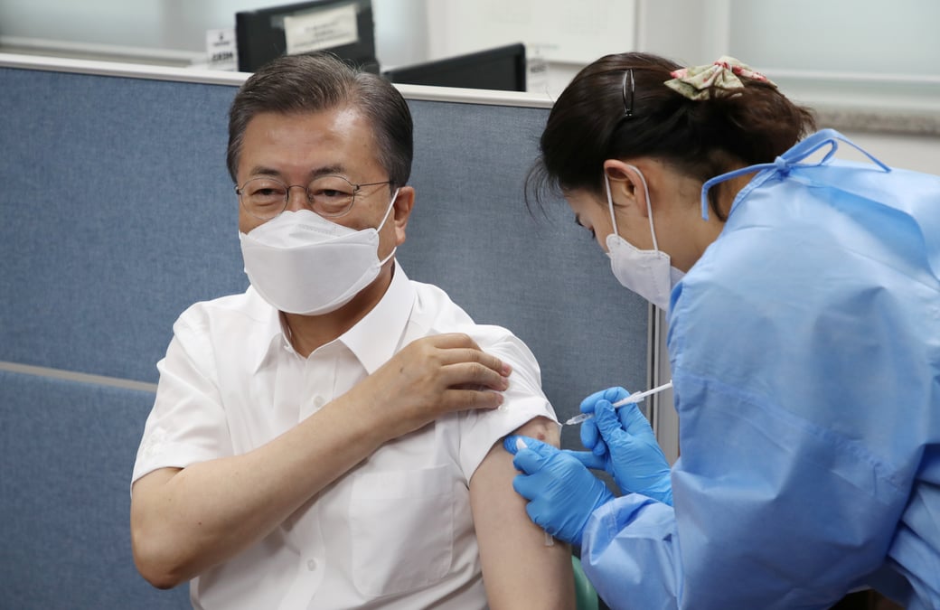 Coree du sud: moon recoit une injection du vaccin d'astrazeneca