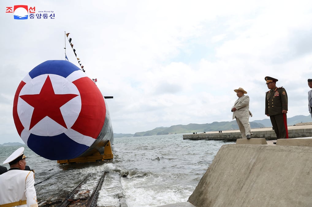 Photo du dirigeant nord-coreen kim jong un qui assiste a ce que les medias d'etat rapportent comme une ceremonie de lancement d'un nouveau sous-marin nucleaire