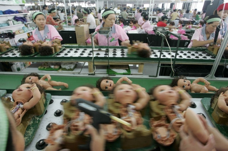 Des ouvriers travaillent sur une chaine de production dans une usine de jouets a panyu, dans la province de guangdong, dans le sud de la chine