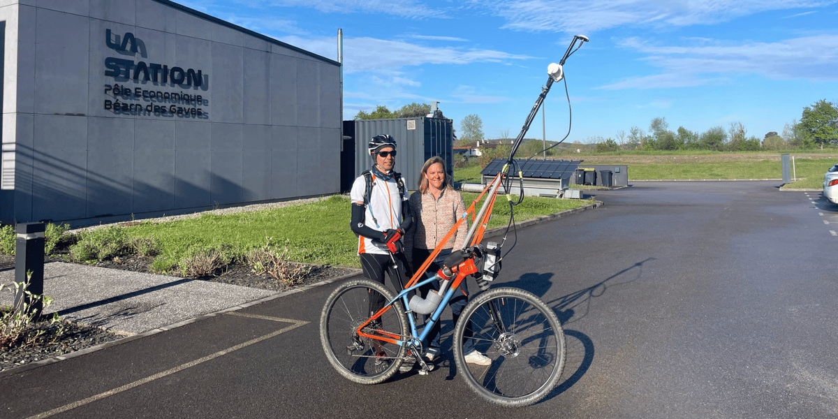 Equipé d'une perche de deux mètres et d'un magnétomètre, Yannick Bouet va réaliser des relevés sur un circuit de 550 km de long dans les Pyrénées-Atlantiques à la recherche de gisements d'hydrogène naturel. Pour le compte de Laure Dissez, la cheffe de projet de TBH2 Aquitaine.