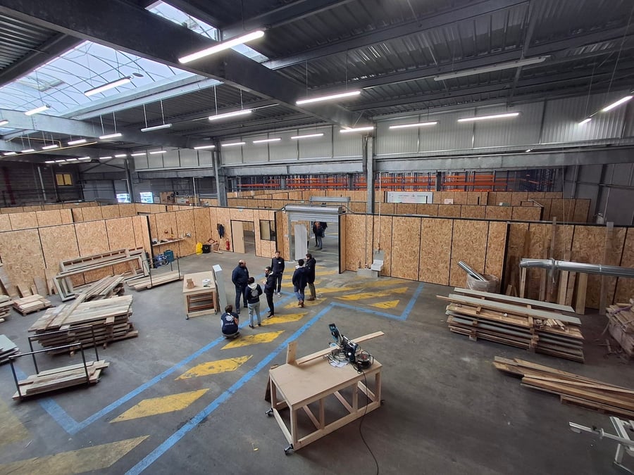 Cyneo, filiale de Bouygues Construction, a ouvert un centre dédié au réemploi des matériaux de construction près de Nantes (Loire-Atlantique).