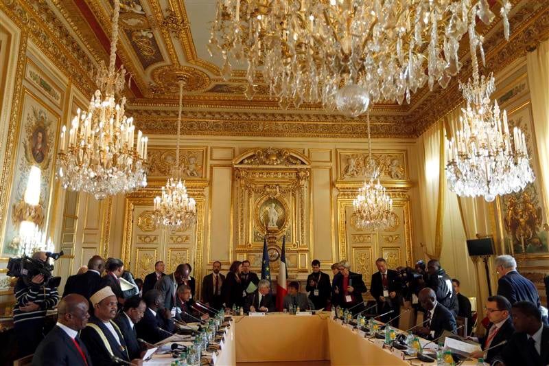 Hollande prend la défense des espèces menacées en Afrique