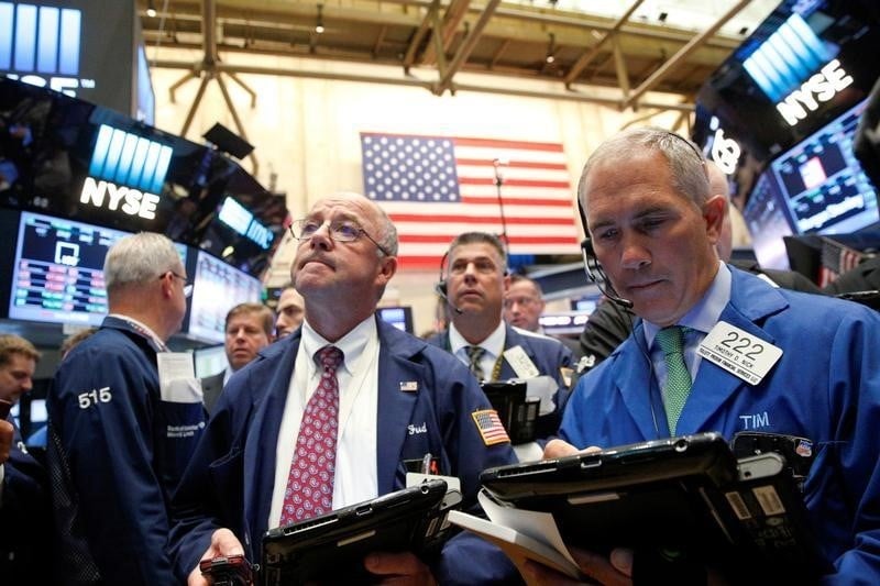 Wall street freinee par l'incertitude politique et monetaire