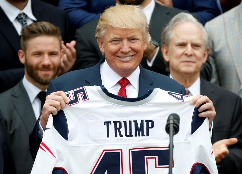 Donald trump entretient la polemique avec les joueurs de la nfl