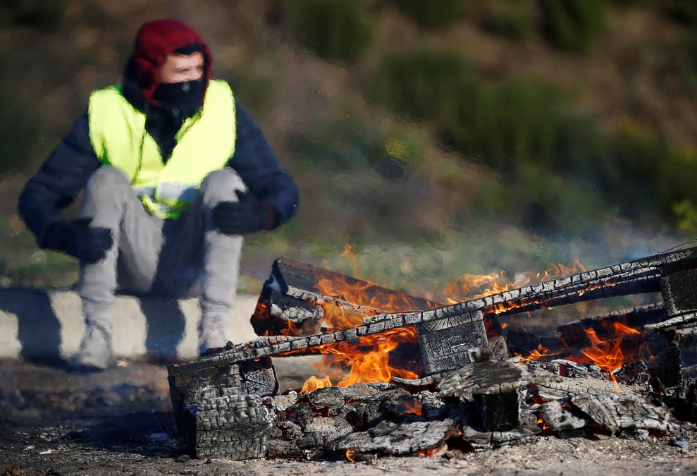 La reunion paralysee par les "gilets jaunes"