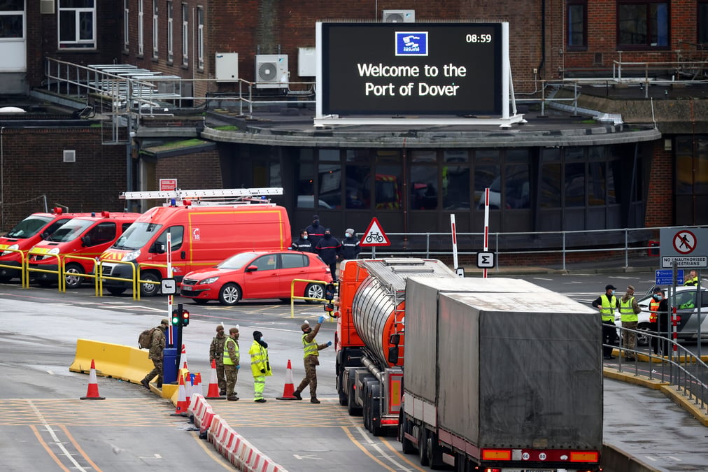 Londres envoie des renforts a douvres pour degager les files de camions