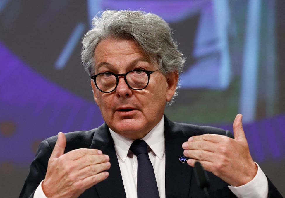Pour le comissaire européen Thierry Breton, « l'Europe s'adapte aux nouvelles réalités géopolitiques, met fin à l'ère de la naïveté et agit comme une véritable puissance géopolitique. »