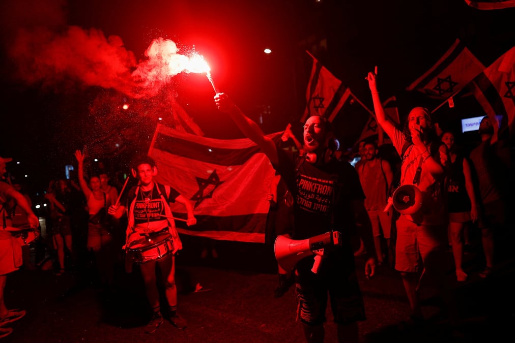 Photo des dizaines de milliers d'israeliens opposes a la reforme judiciaire a tel aviv