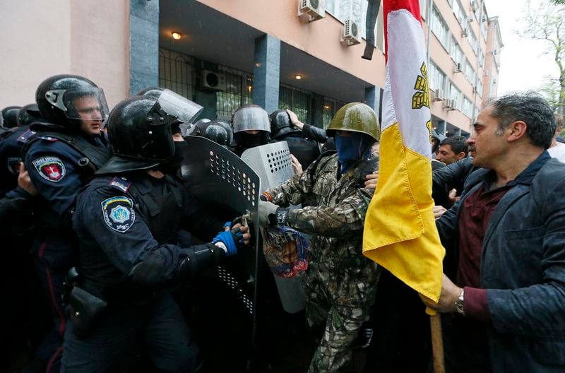 Des militants prorusses encerclent le QG de la police à Odessa