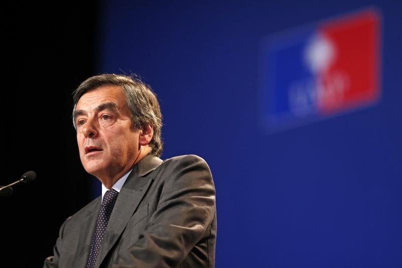 Fillon appelle Hollande à avoir une "réaction majeure"